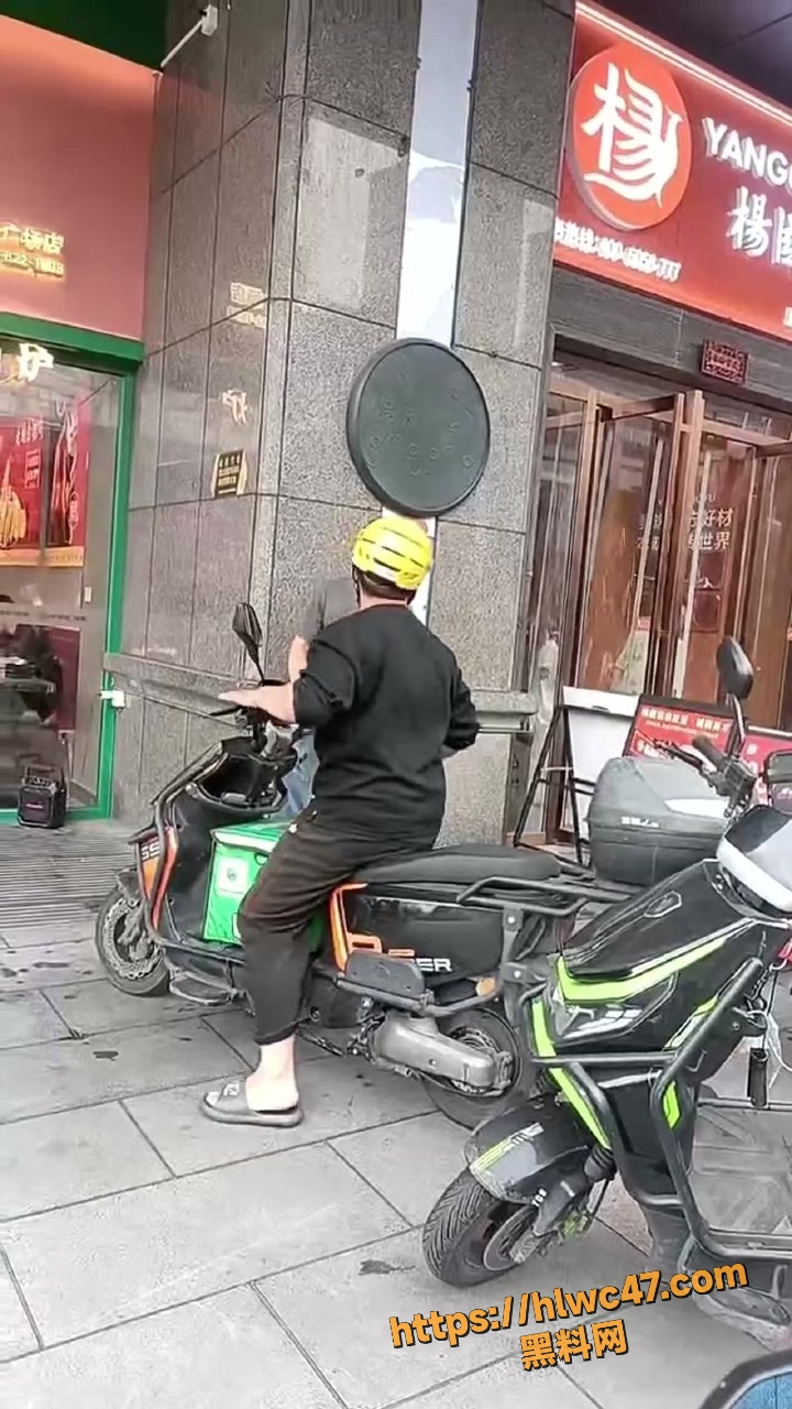 女店员拉偏架