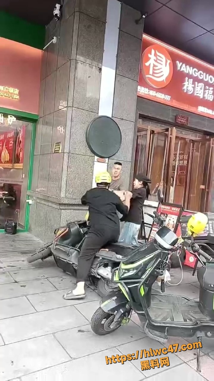 杨国福店主打骑手