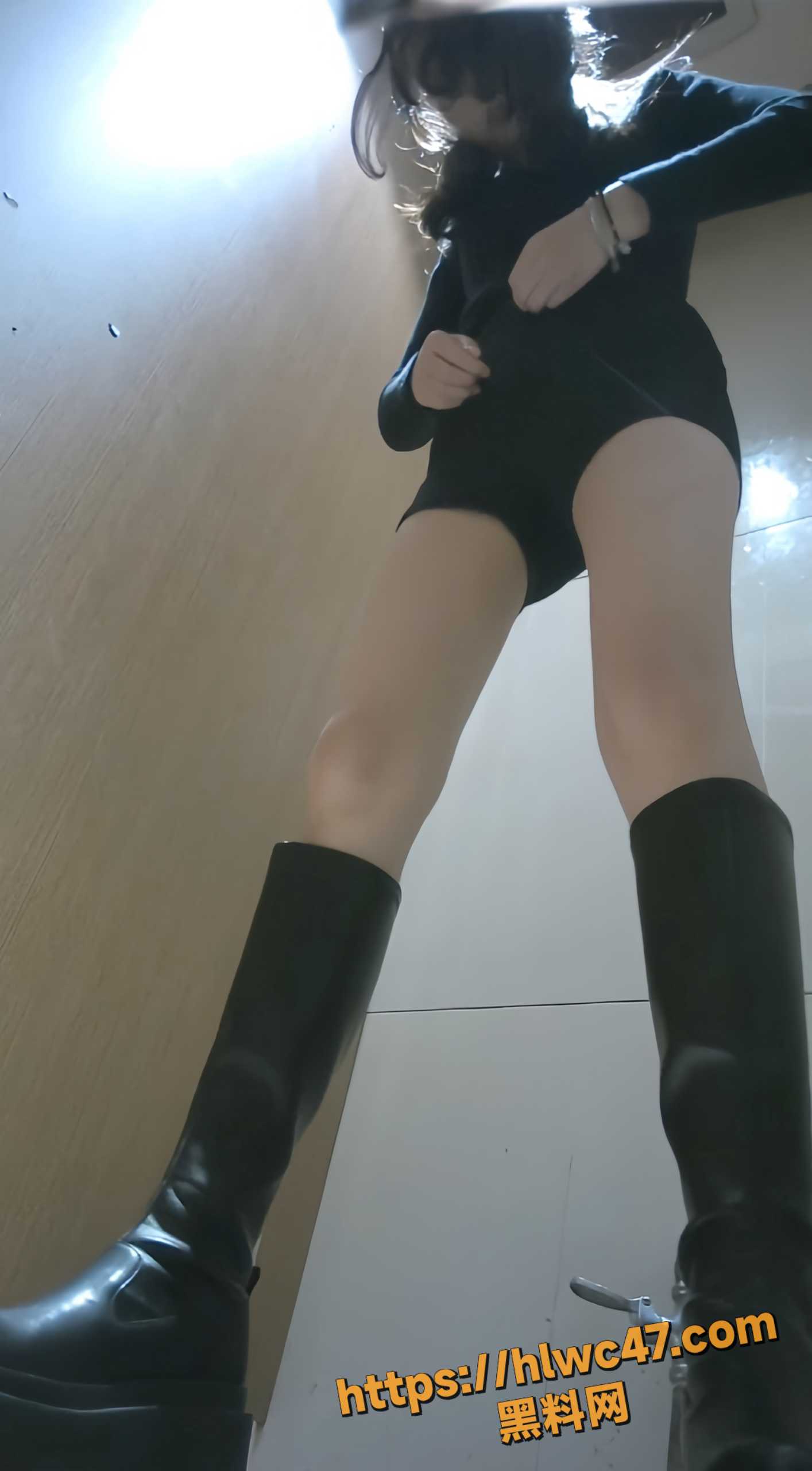 酒吧女厕偷拍大长腿小姐姐1