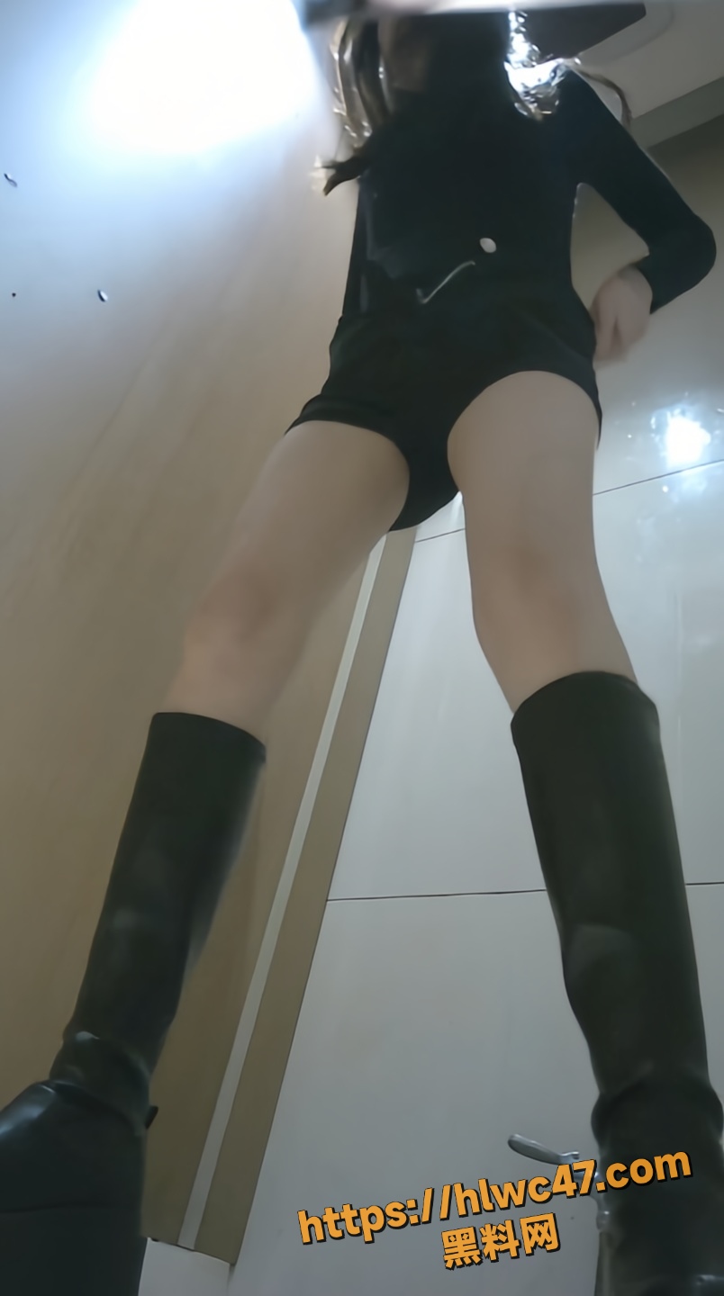 酒吧女厕偷拍大长腿小姐姐2