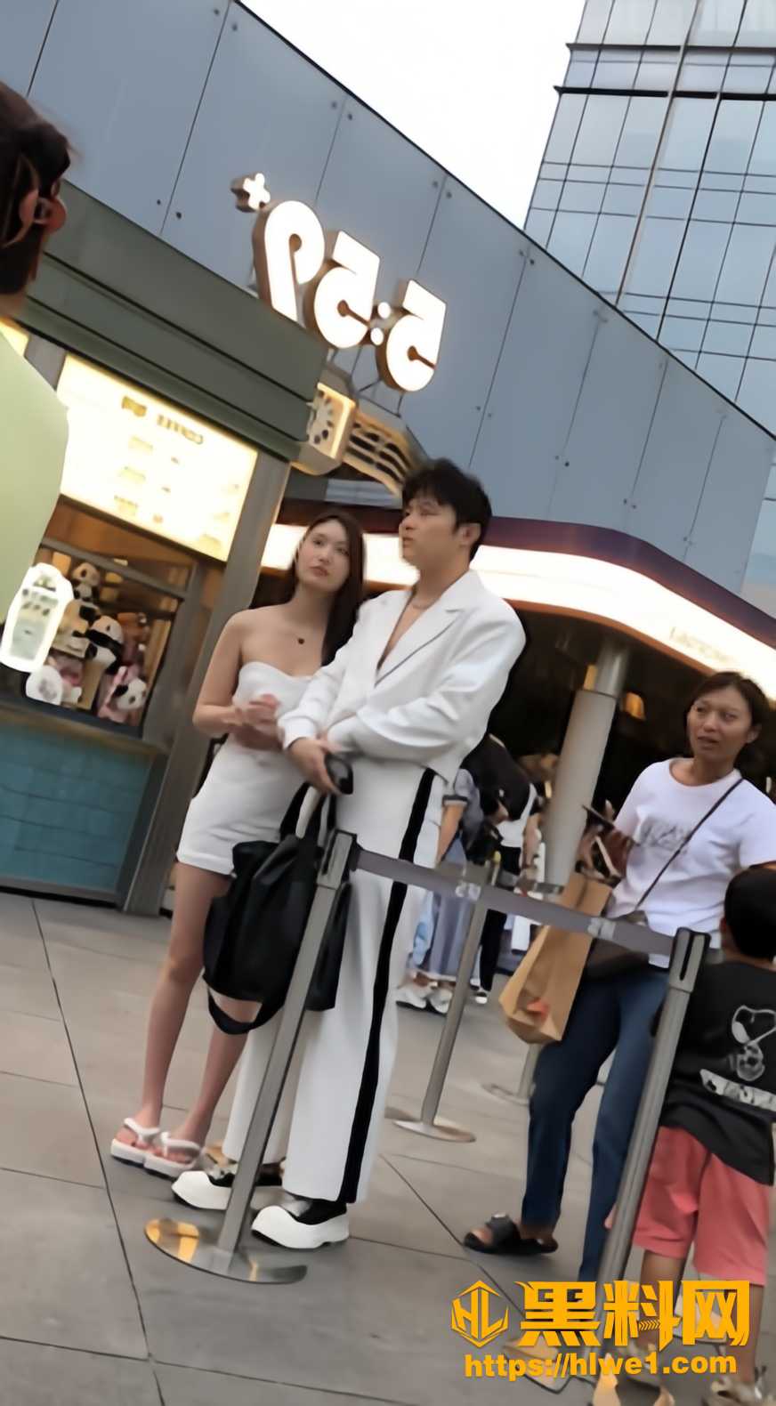 高颜值美女走光视频3