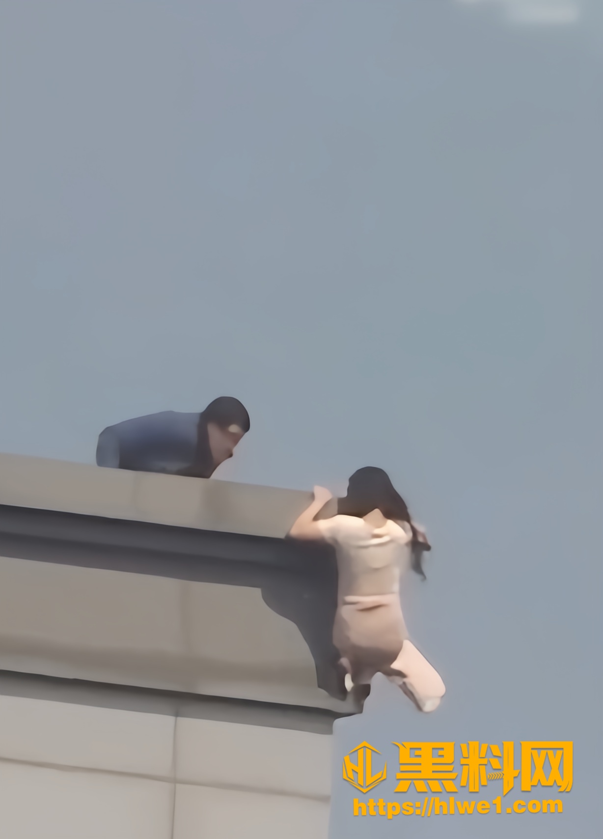 路人薅头发救人视频1
