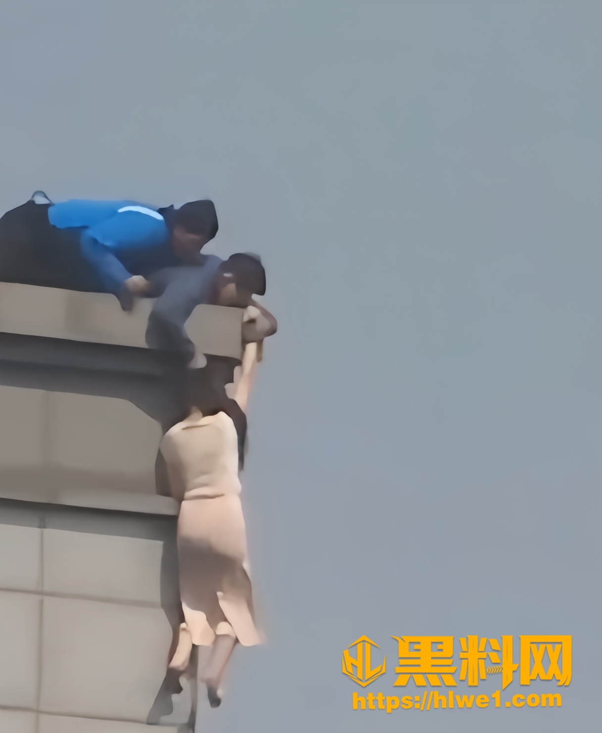 路人薅头发救人视频3