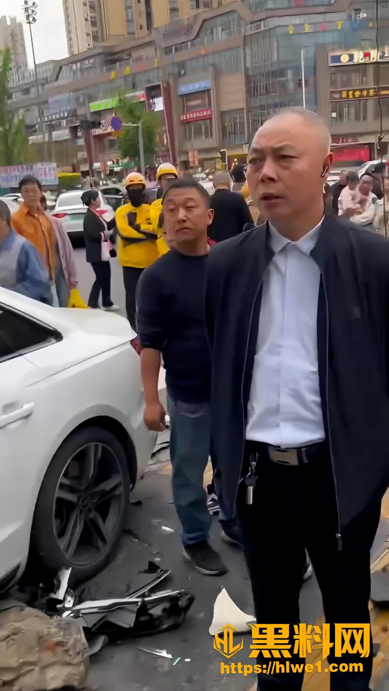 02重庆街头严重交通事故0 2wm