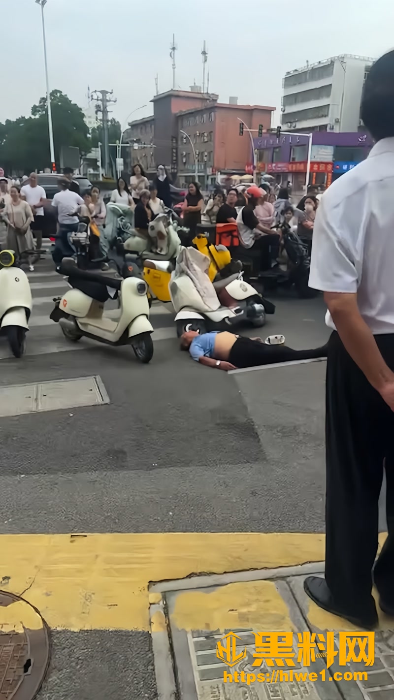 01丰县街头老人倒地冲突事件1 1wm