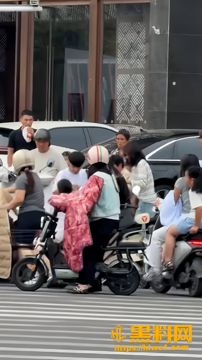 02精神小伙殴打老人1 2wm