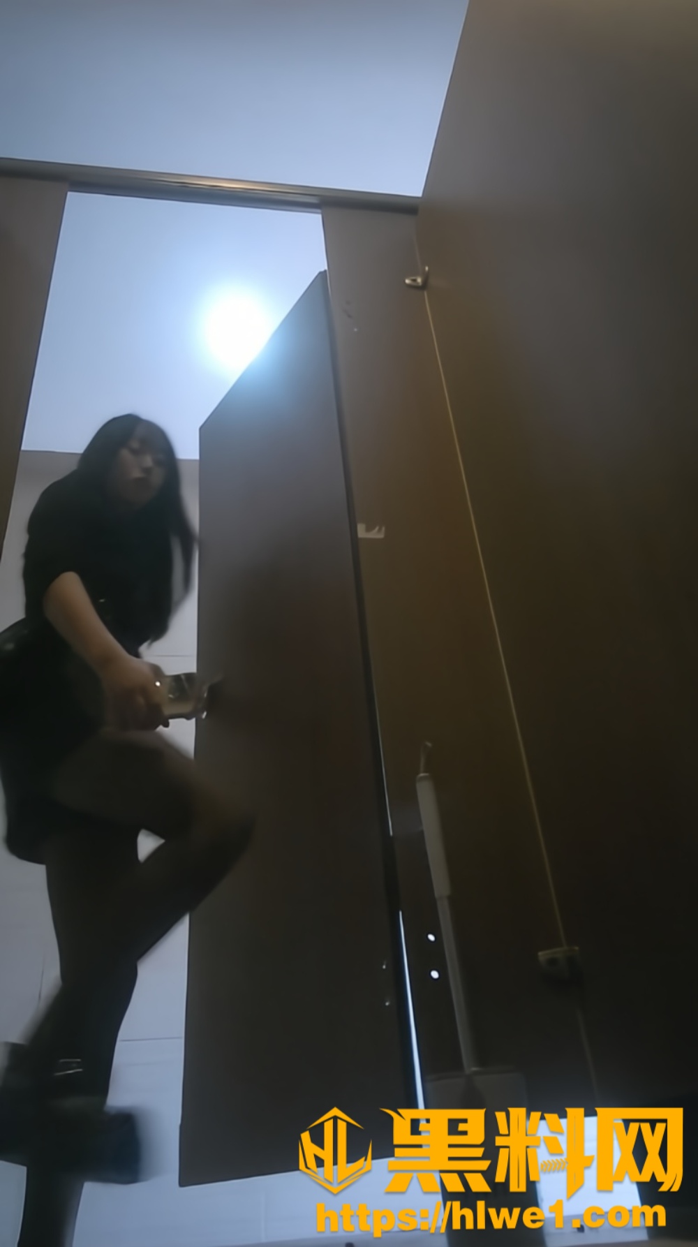 高级餐厅女厕偷拍1