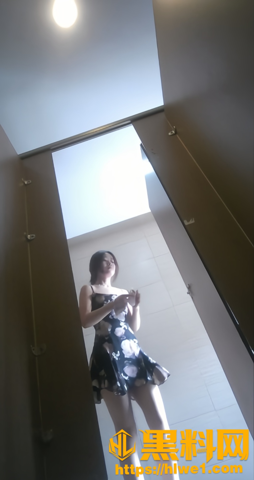 高级餐厅女厕偷拍2