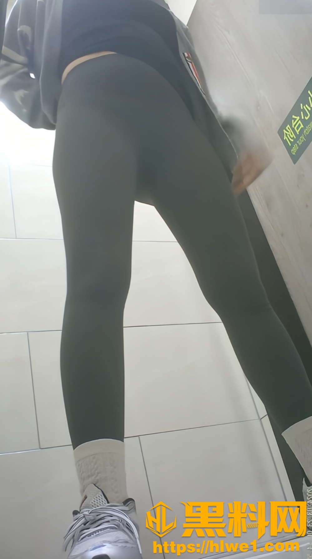 偷拍酒吧女厕多位美女3