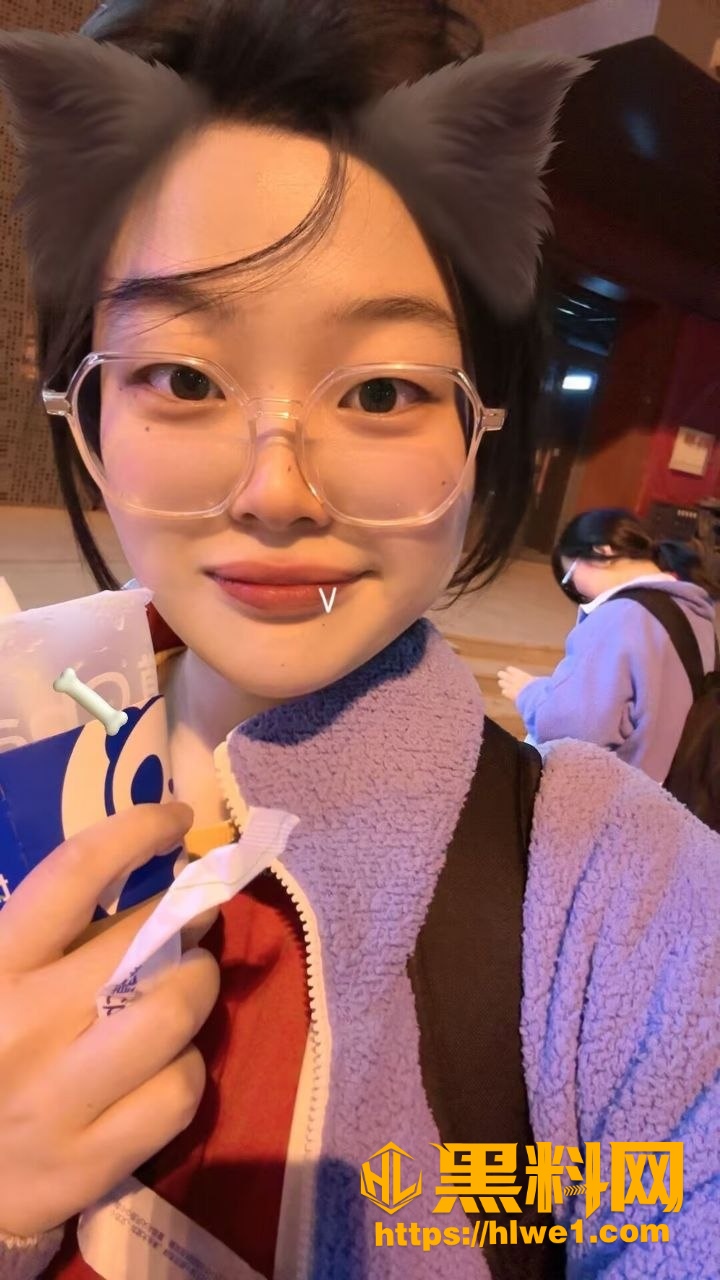 反差眼镜妹口交视频2