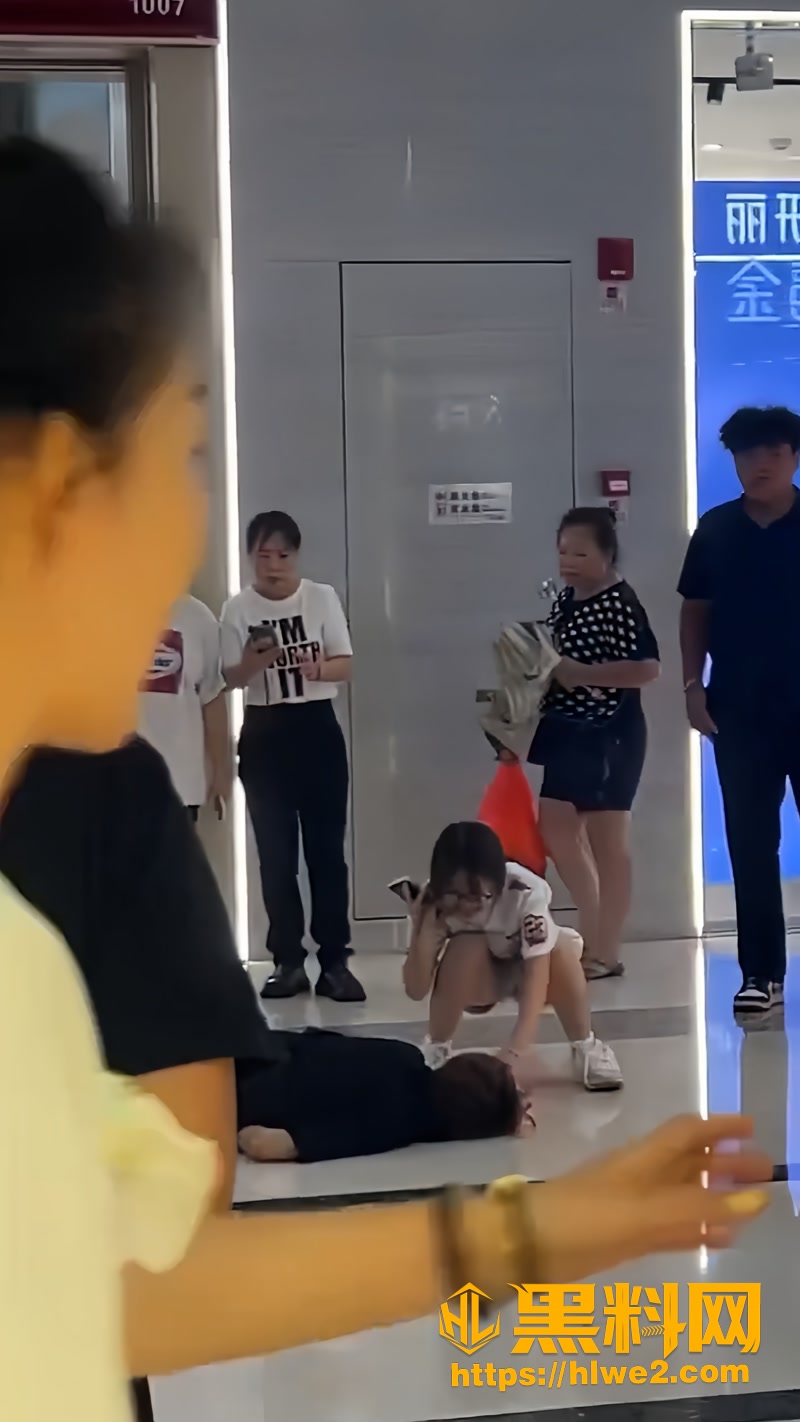 02男子为证明爱情跳楼0 2wm