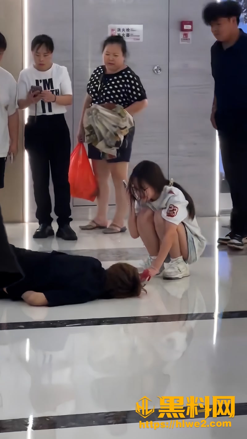 03情侣争吵男子跳楼现场视频0 3wm