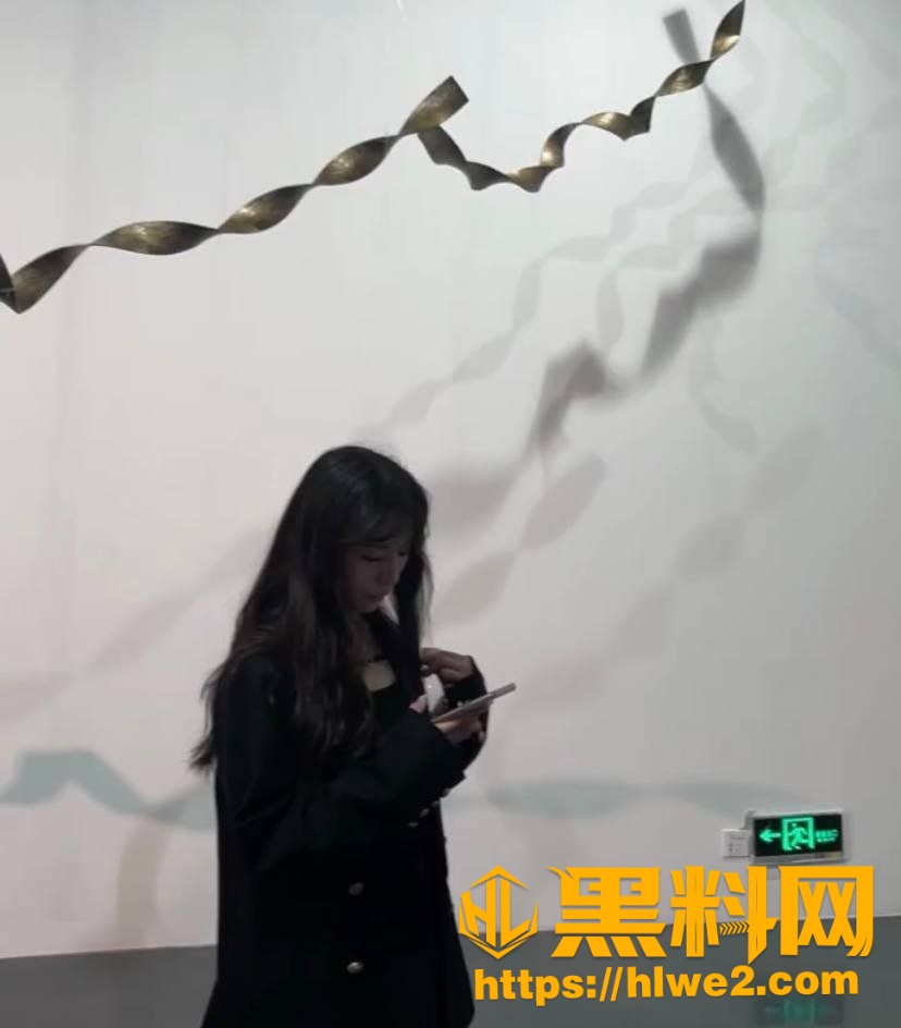 祈锦钥手指猛扣骚穴