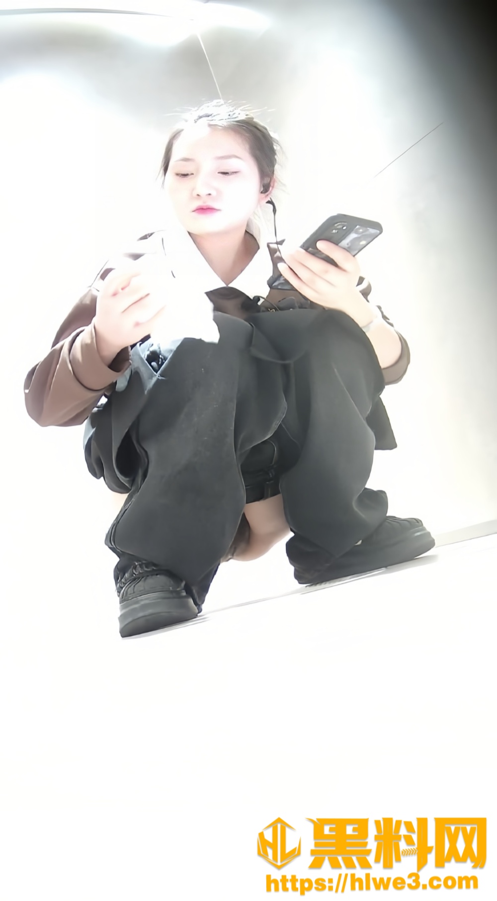 商场女厕偷拍美女放尿1