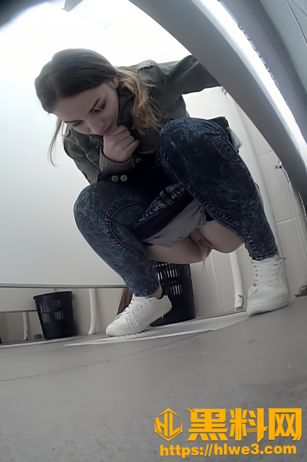 俄罗斯办公楼女厕真实偷拍1