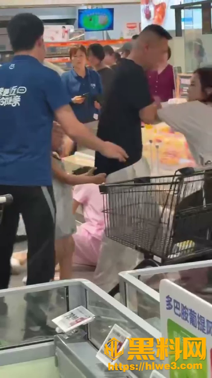 原配街头抓奸大打出手1