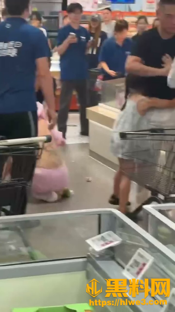 神似姐妹街头围殴小三2