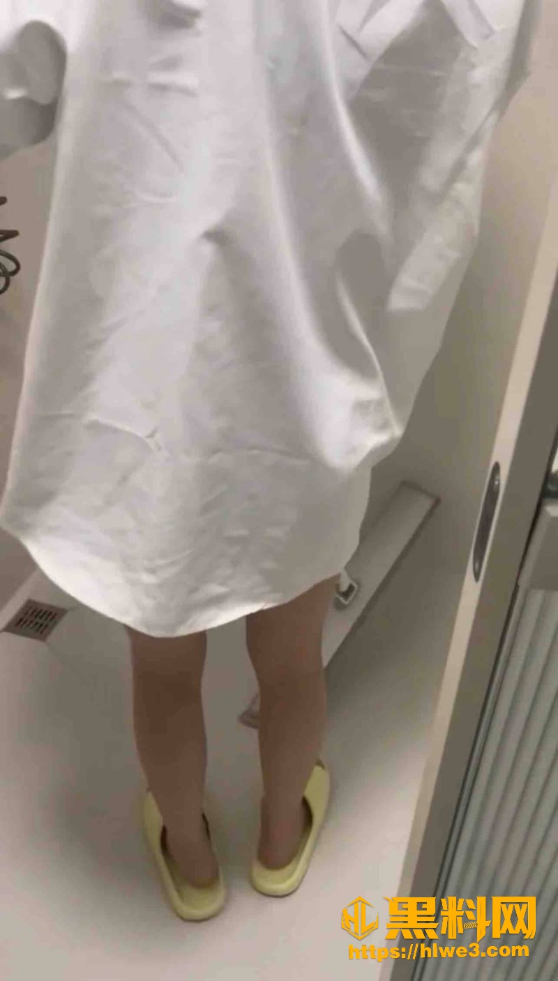偷拍表妹在家做家务1