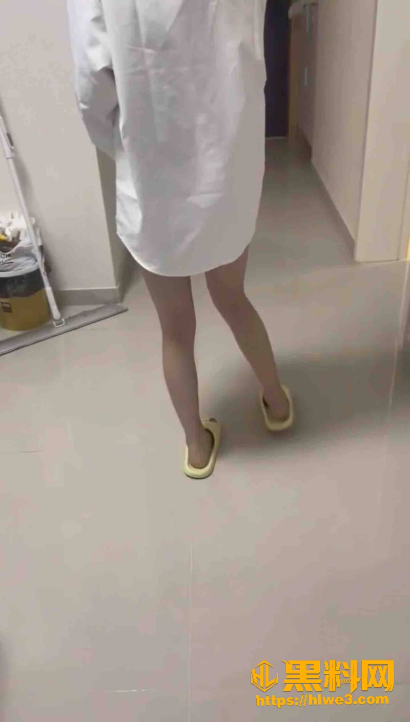 偷拍表妹在家做家务2