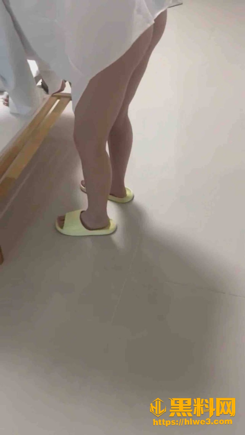 偷拍表妹在家做家务3