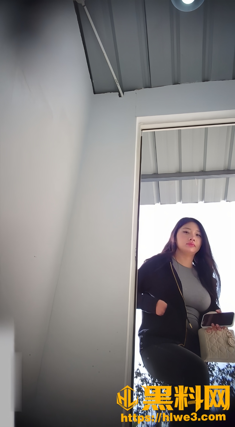 偷拍美女方便换衣3