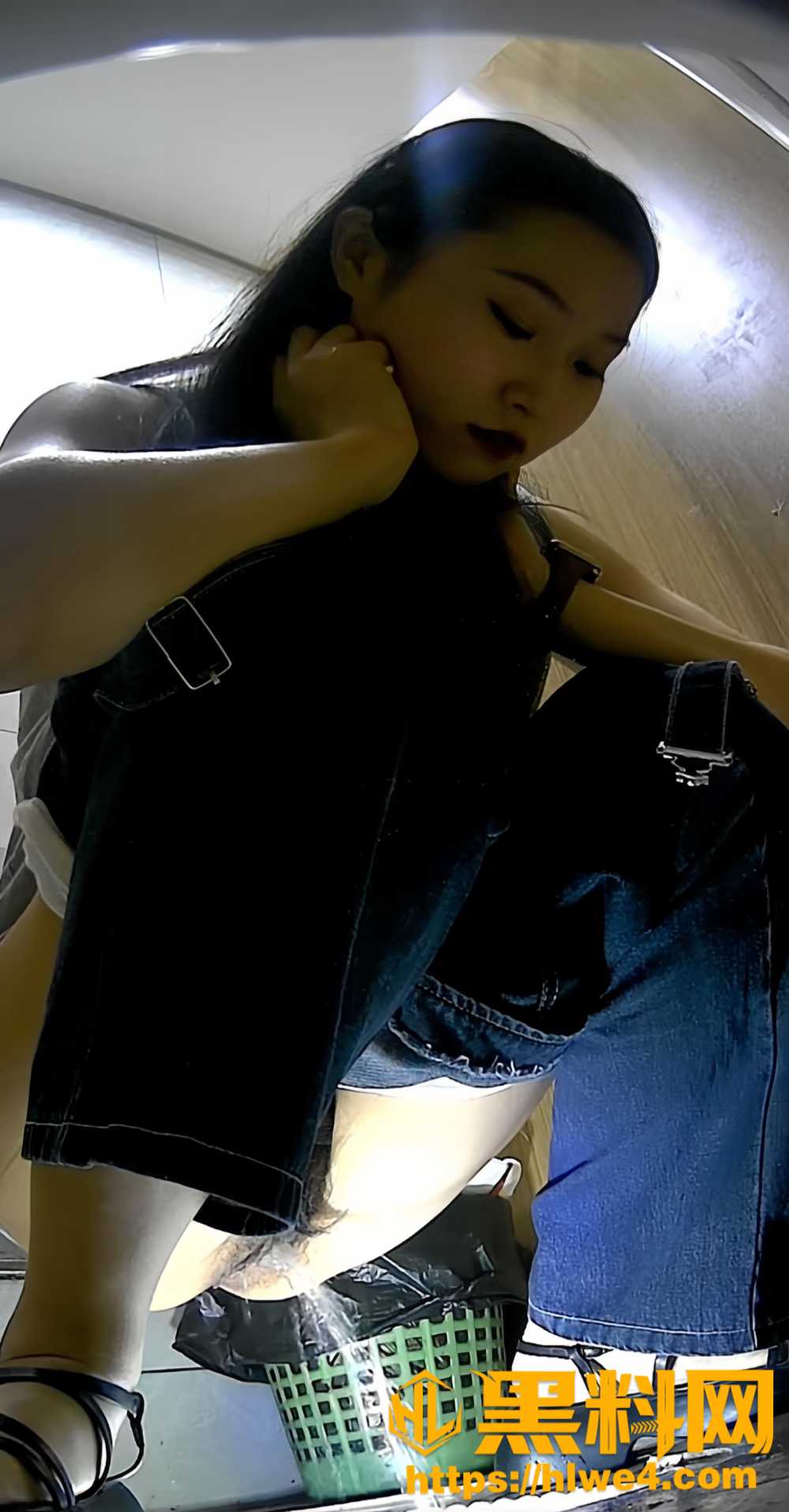 商城女厕偷拍视频2