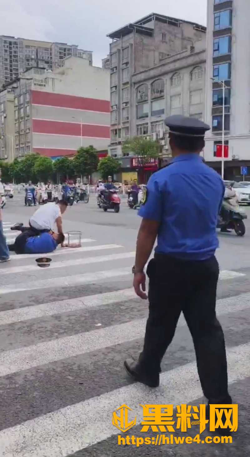 街头摊贩硬刚城管4