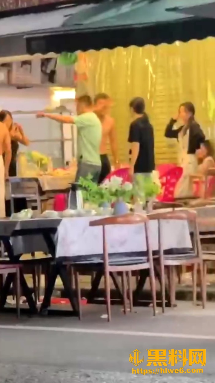 深夜烧烤摊吵架一拳KO