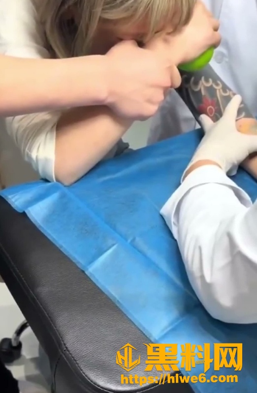 精神小妹洗纹身视频