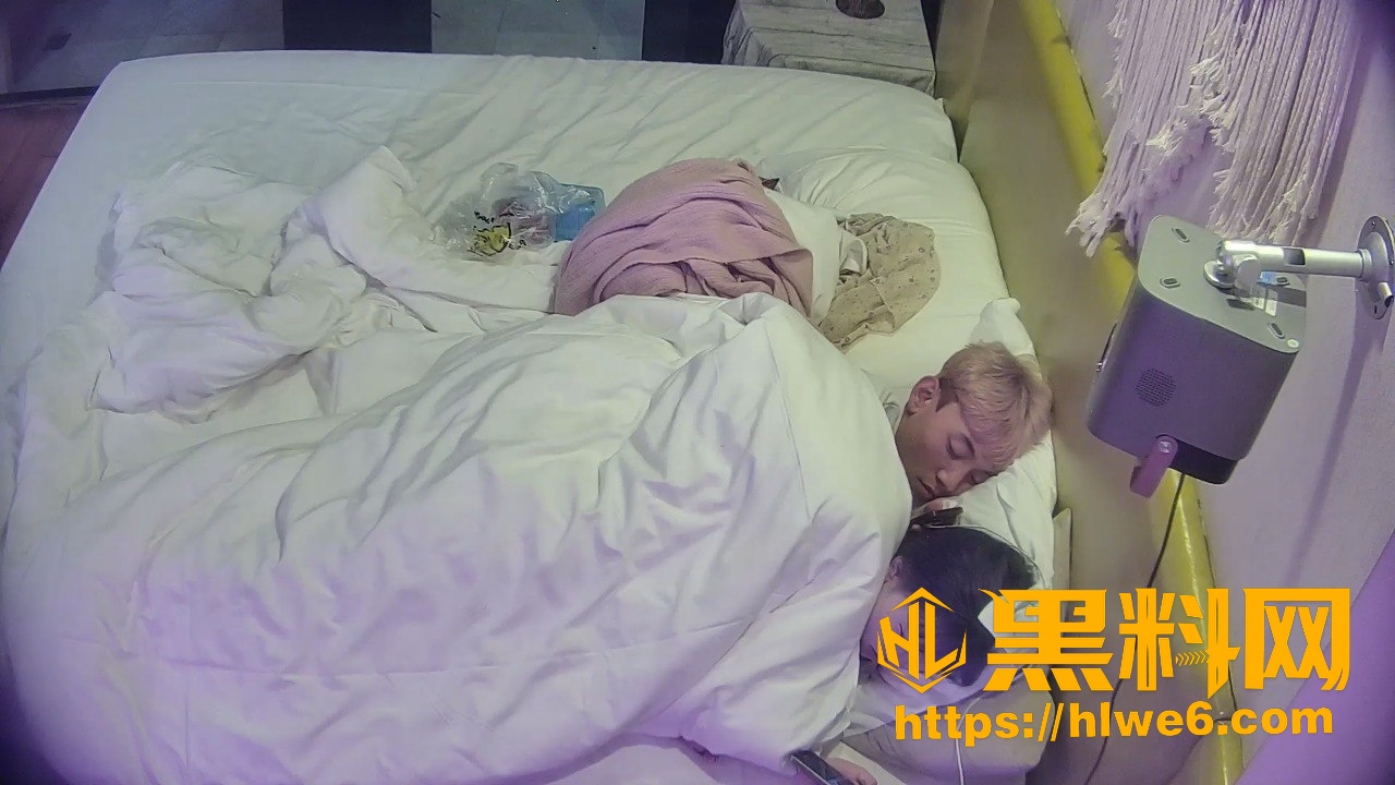 黄毛种马狂操小女友视频