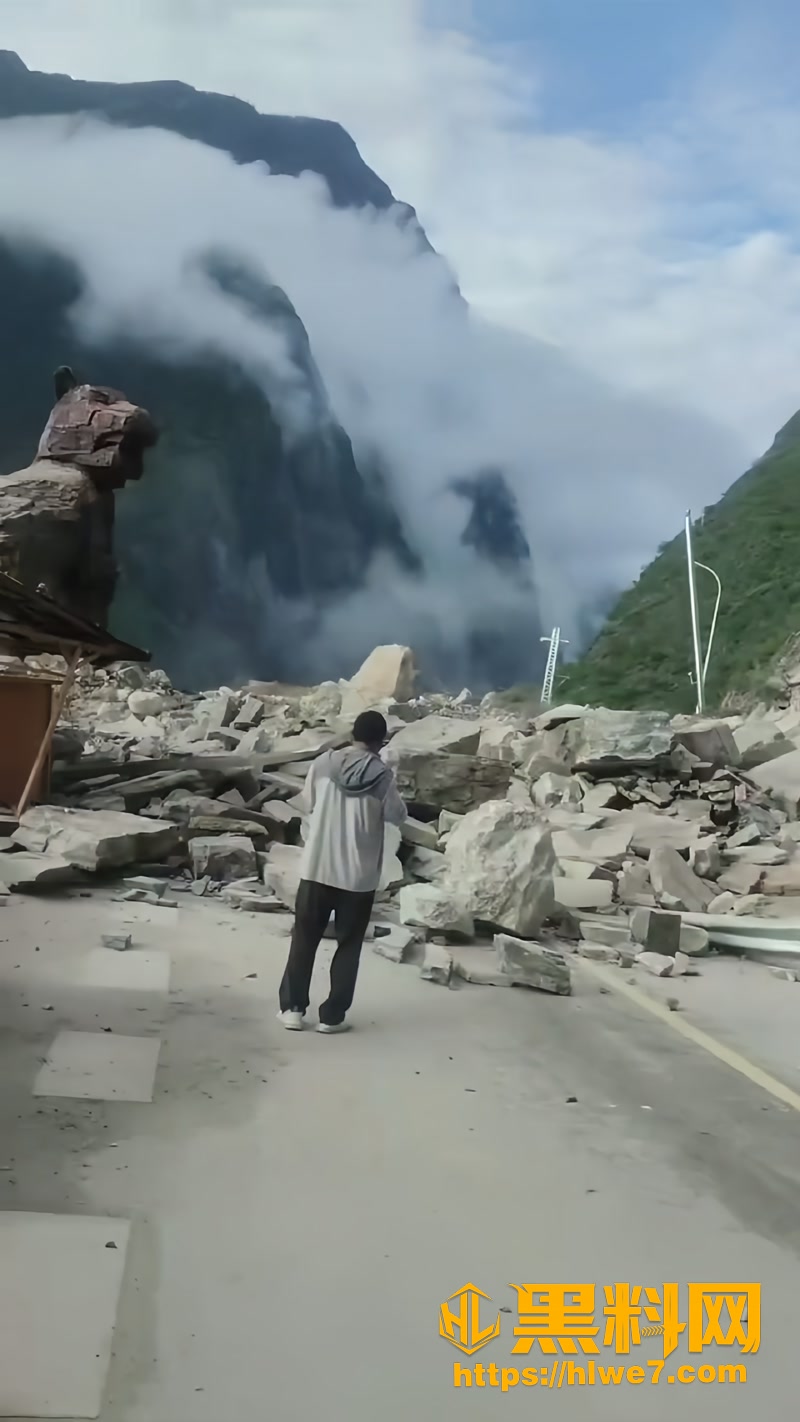 01下虎跳隧道突发山体塌方1 1wm