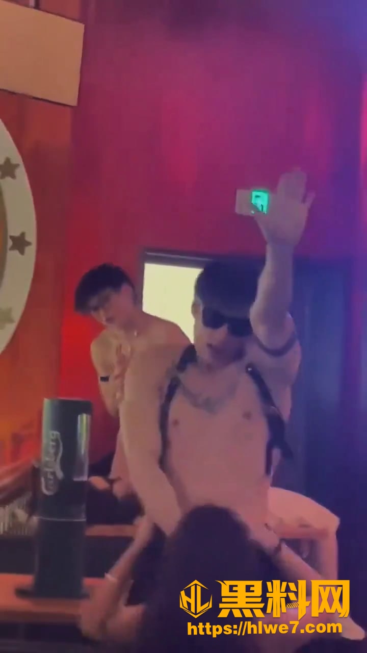 酒吧男模贴身热舞