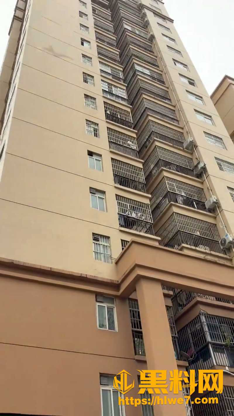 广西南宁女子裸体跳楼事件10