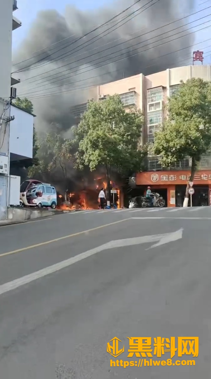 平江丈夫纵火自焚