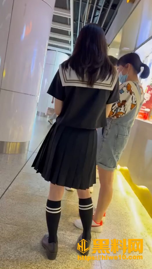 电梯上抄底偷拍