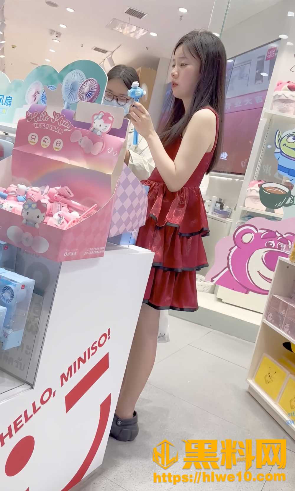 抄底偷拍高颜值御姐3