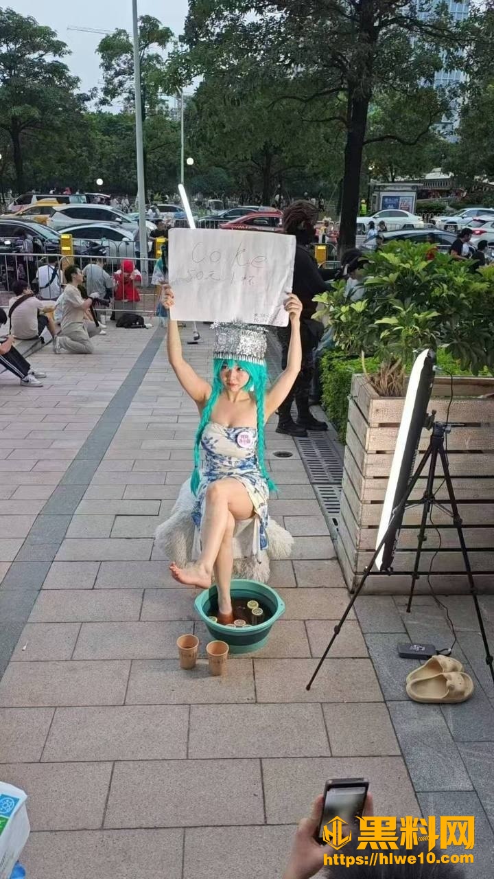 街头洗脚水售卖现场
