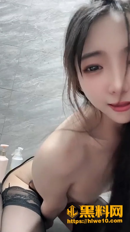 上官婉儿浴室自慰