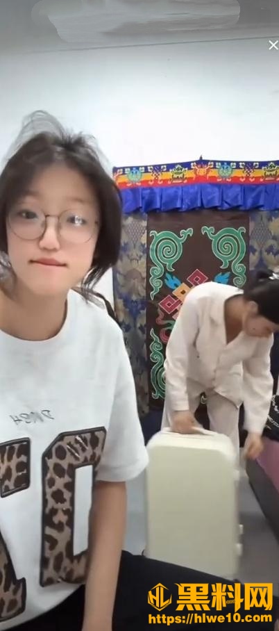 高颜值女主播走光合集