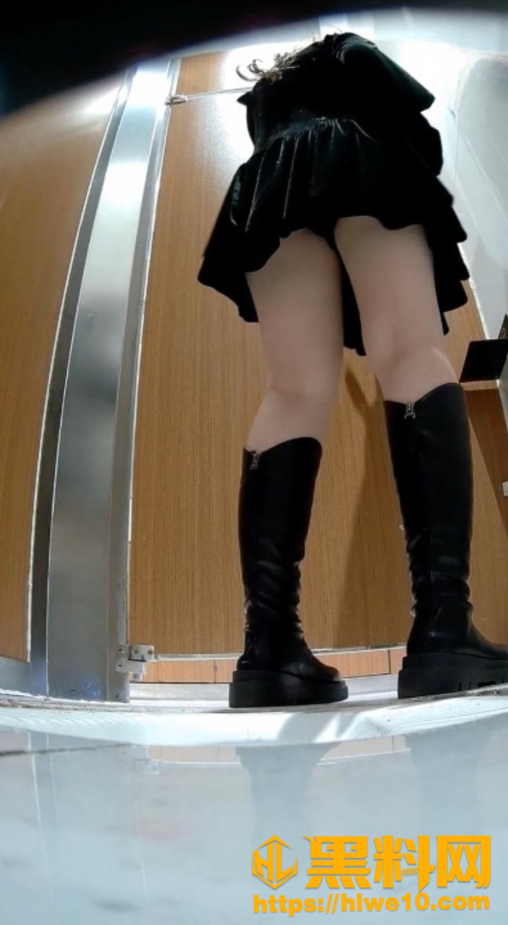 商场女厕后位偷拍1