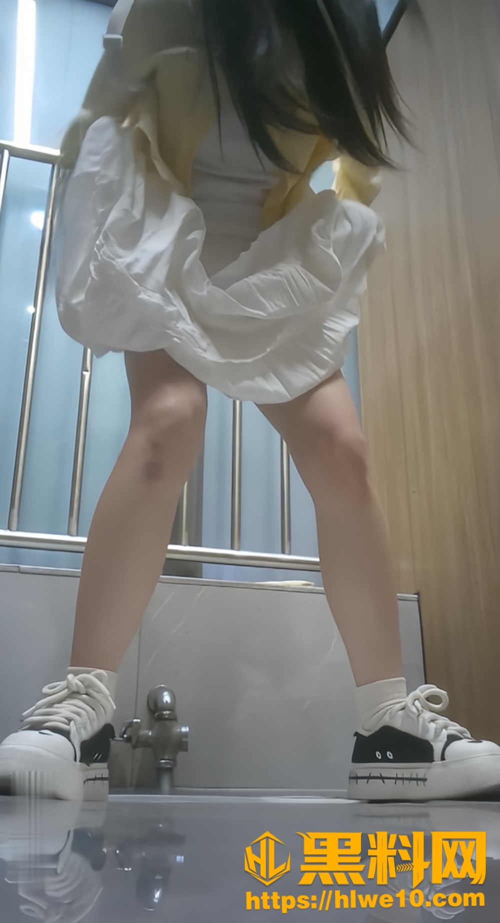 写字楼女厕偷拍视频3
