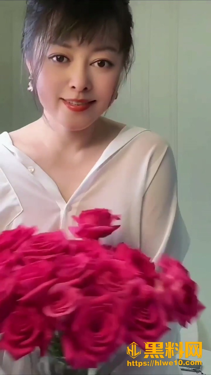 高仿关之琳厨房自摸视频1
