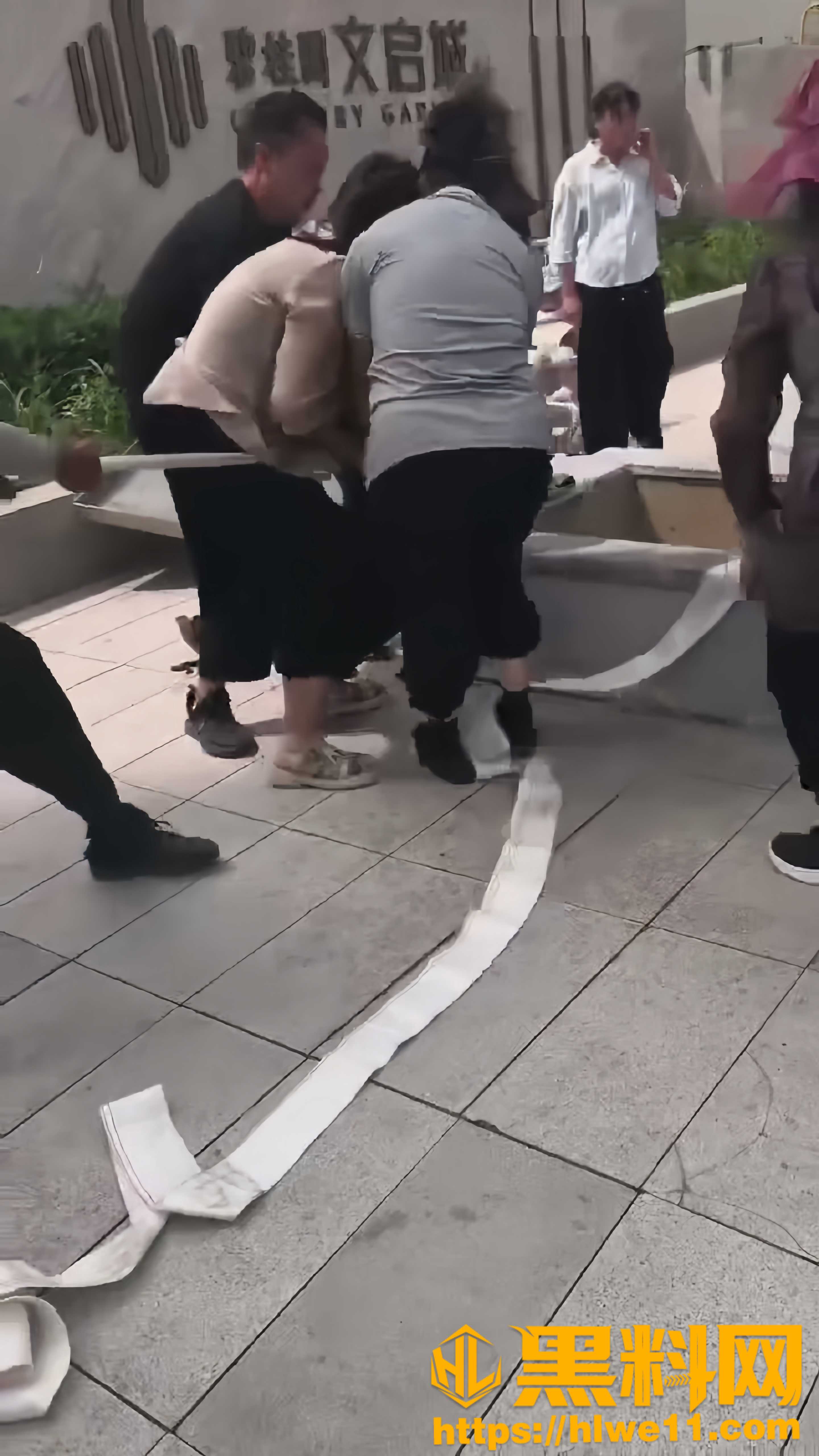 乌鲁木齐大爷救人视频1
