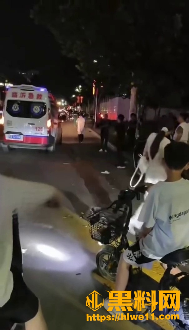 临沭时代广场车祸现场1