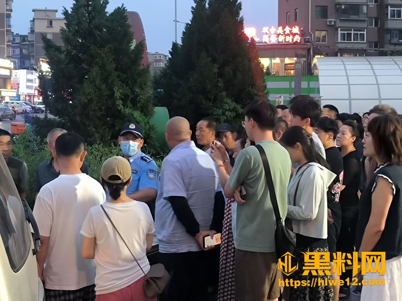01大连山东路城管收摊冲突1 1wm
