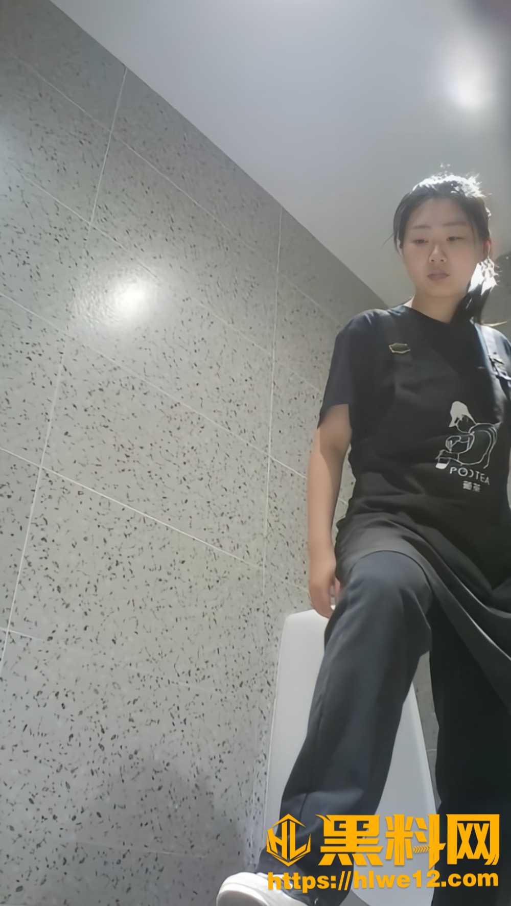 高级餐厅女厕偷拍1