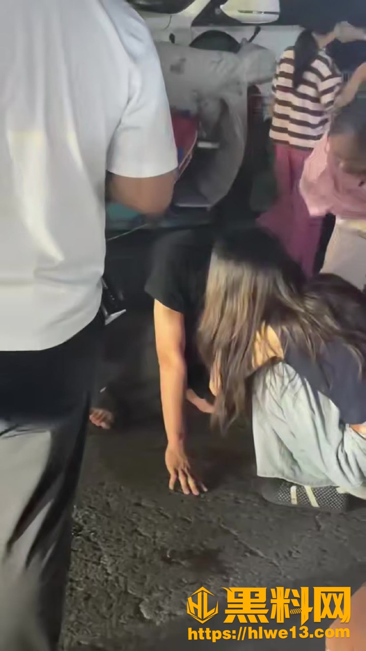 山东枣庄街头打架视频 3