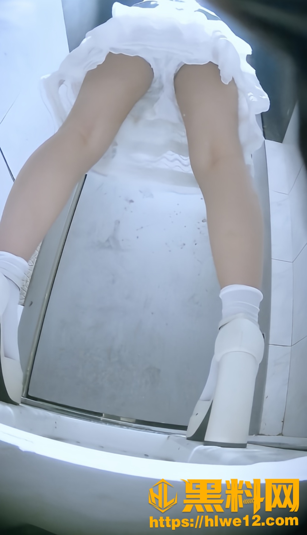 夜场女厕后位高清偷拍1