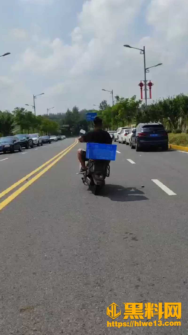 男子马路秀技翻车1