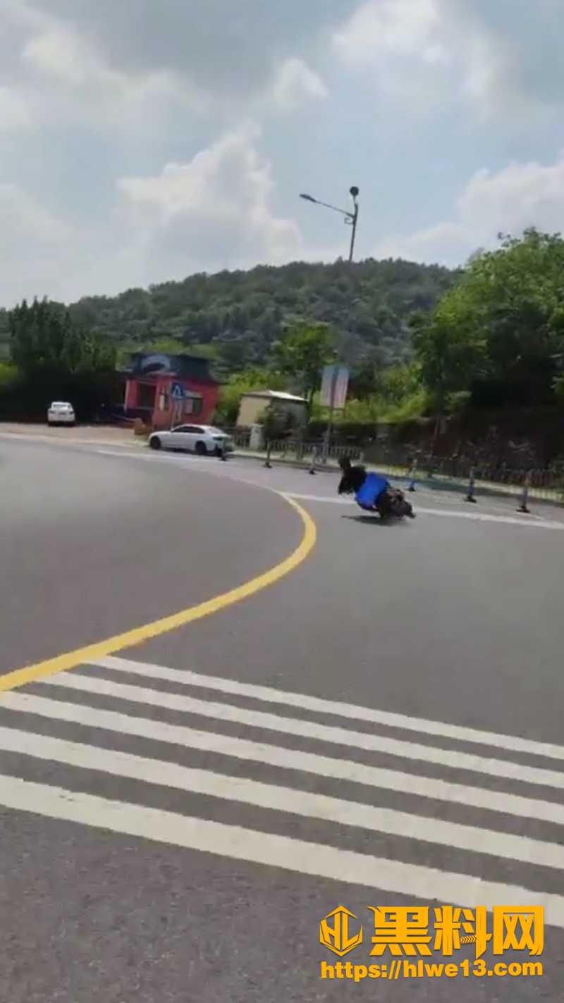 男子马路秀技翻车2